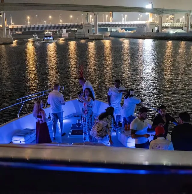 Dubai Marina Yachtparty: DJ, BBQ und Barauswahl ab 21 – Aufnahme zum Erlebnis – Bild 18