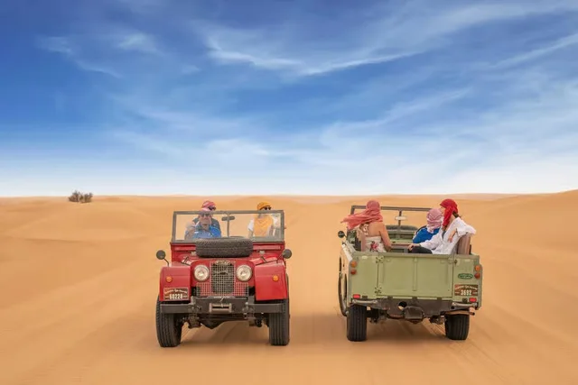 Heritage-Wüstensafari Dubai: Land Rover und Abendessen – Aufnahme zum Erlebnis – Bild 21