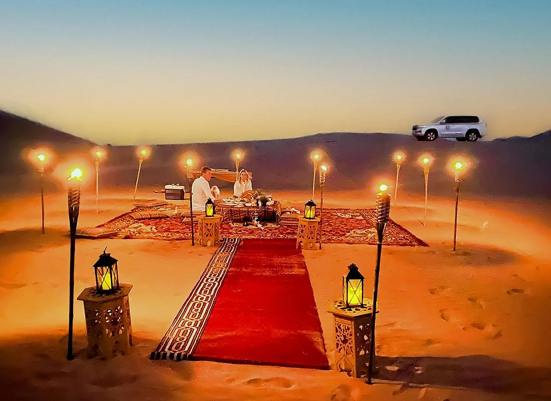 Privates Dünendinner in Abu Dhabi: Sonnenuntergang und Grillessen – Aufnahme zum Erlebnis