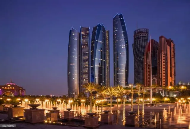 Abu Dhabi am Abend: Stadteindrücke und Corniche-Spaziergang – Aufnahme zum Erlebnis – Bild 3
