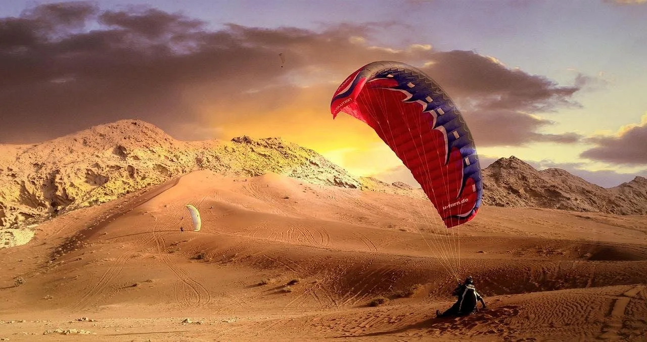 Tandem-Paragliding Sharjah: mit Pilot über Al Ruwaida – Aufnahme zum Erlebnis