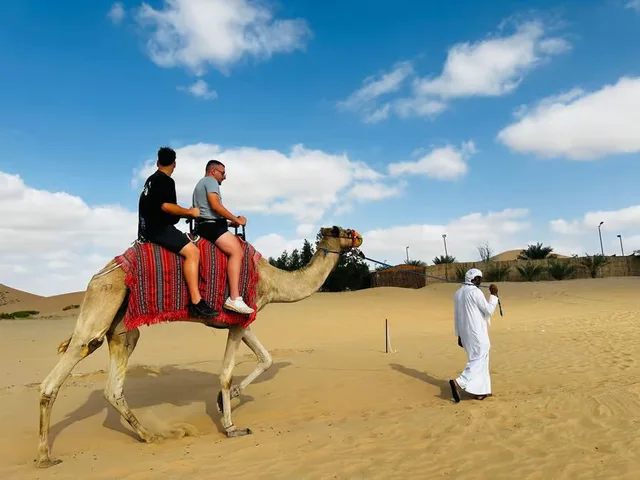 Private Wüstensafari Abu Dhabi: Kamel und Sandboarding – Aufnahme zum Erlebnis – Bild 13