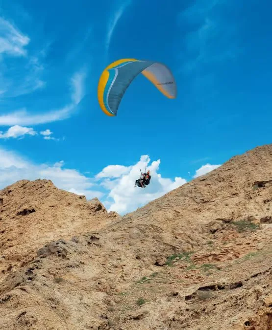 Tandem-Paragliding Sharjah: mit Pilot über Al Ruwaida – Aufnahme zum Erlebnis – Bild 4
