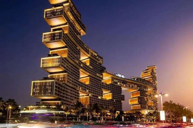 Dubai bei Nacht: Skyline und Fontänen nach Betriebsplan – Aufnahme zum Erlebnis – Bild 6