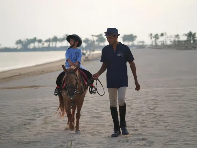 Reiten auf Hudairiyat Island: geführte Küsteneinheit – Aufnahme zum Erlebnis – Bild 5