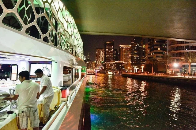 Dubai Mega-Yacht: Dinnerfahrt mit Getränkepaket – Aufnahme zum Erlebnis – Bild 6