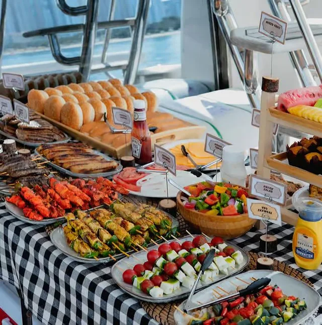Dubai Marina Yachttour: Skyline, Frühstück oder BBQ – Aufnahme zum Erlebnis – Bild 14