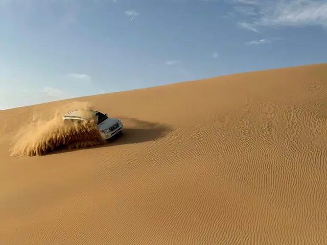Private Wüstensafari Abu Dhabi: Kamel und Sandboarding – Aufnahme zum Erlebnis – Bild 16