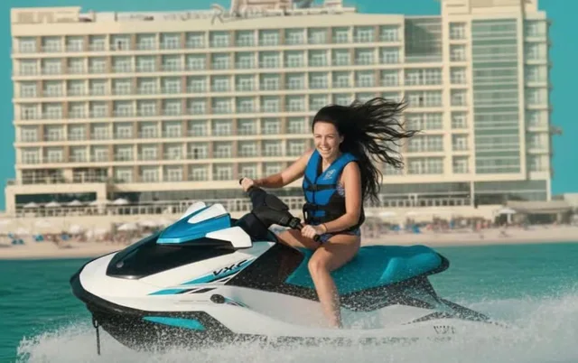 Jetski auf Al Marjan Island: Fahrt an der Resortküste – Aufnahme zum Erlebnis – Bild 3