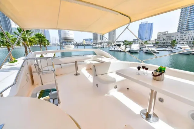 Private Yacht Dubai Marina: Charter für bis zu zwölf Gäste – Aufnahme zum Erlebnis – Bild 3