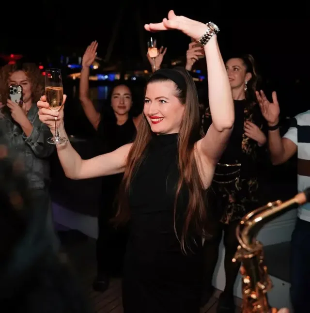 Dubai Marina Yachtparty: DJ, BBQ und Barauswahl ab 21 – Aufnahme zum Erlebnis – Bild 12