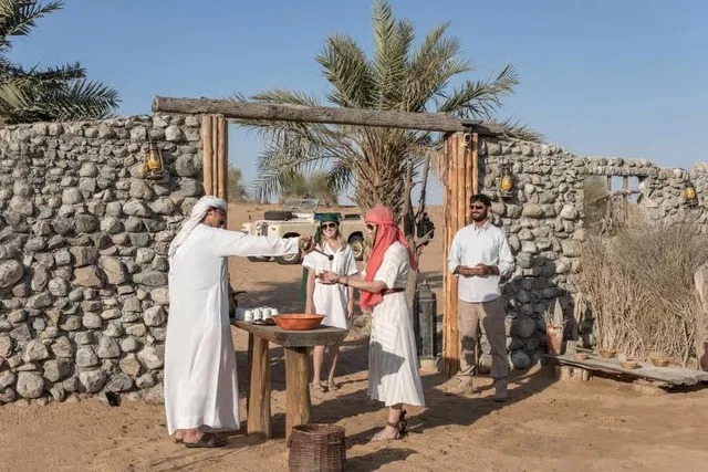 Heritage-Wüstensafari Dubai: Land Rover und Abendessen – Aufnahme zum Erlebnis – Bild 4