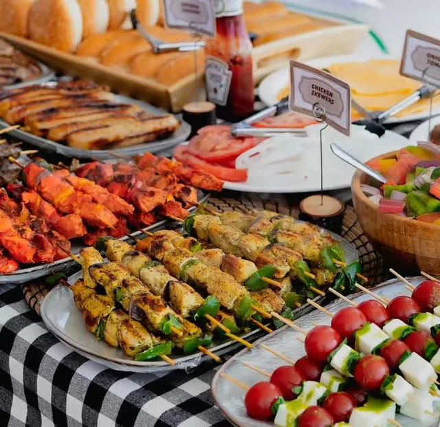 Dubai Marina Yachttour: Skyline, Frühstück oder BBQ – Aufnahme zum Erlebnis – Bild 16