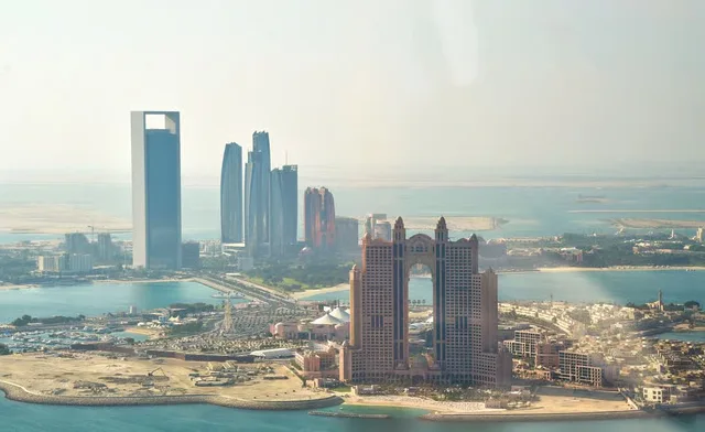 Hubschrauber-Rundflug Abu Dhabi: dreißig Minuten Aussicht – Aufnahme zum Erlebnis – Bild 9