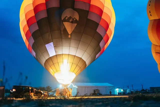 Heißluftballon Dubai: Sonnenaufgang, Frühstück und Kamelrunde – Aufnahme zum Erlebnis – Bild 15