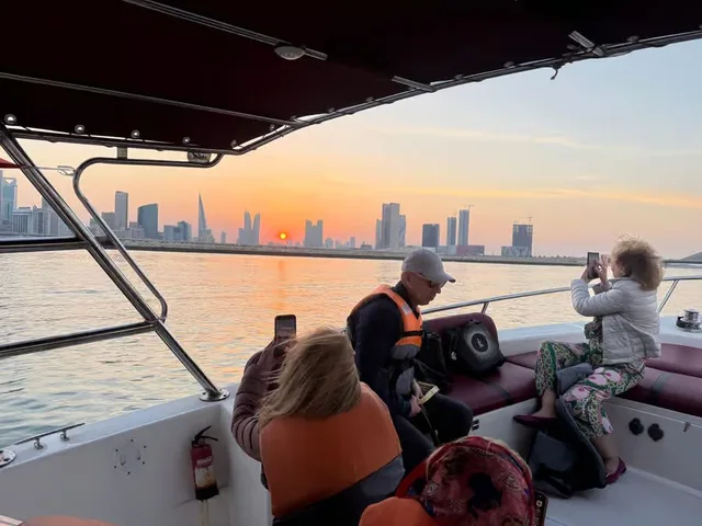 Manama: private Bootsfahrt und Abendessen im Restaurant – Aufnahme zum Erlebnis – Bild 3