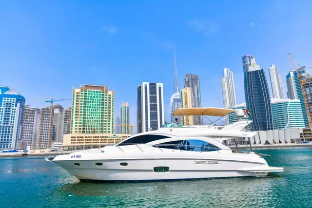 Private Yacht Dubai Marina: Charter für bis zu zwölf Gäste – Aufnahme zum Erlebnis – Bild 2
