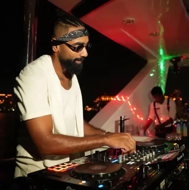 Dubai Marina Yachtparty: DJ, BBQ und Barauswahl ab 21 – Aufnahme zum Erlebnis – Bild 10
