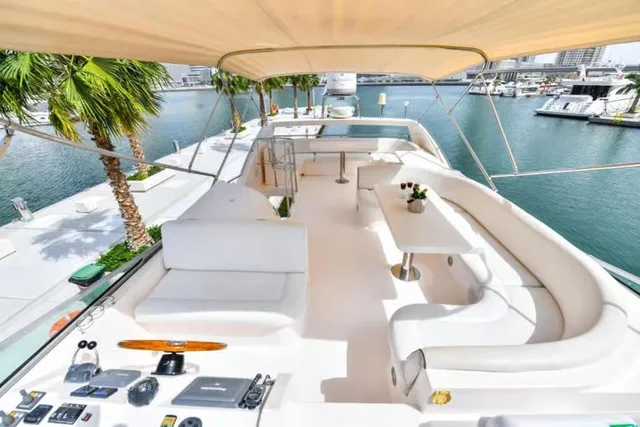 Private Yacht Dubai Marina: Charter für bis zu zwölf Gäste – Aufnahme zum Erlebnis – Bild 6