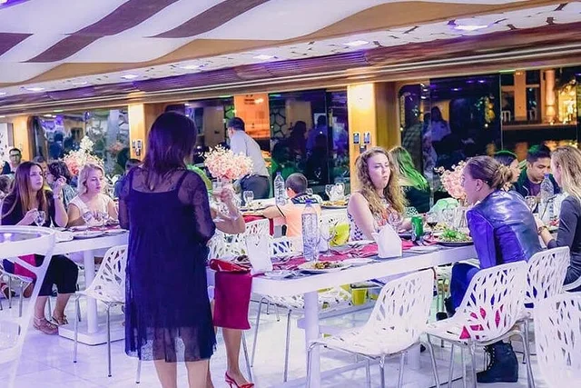 Dubai Mega-Yacht: Dinnerfahrt mit Getränkepaket – Aufnahme zum Erlebnis – Bild 5