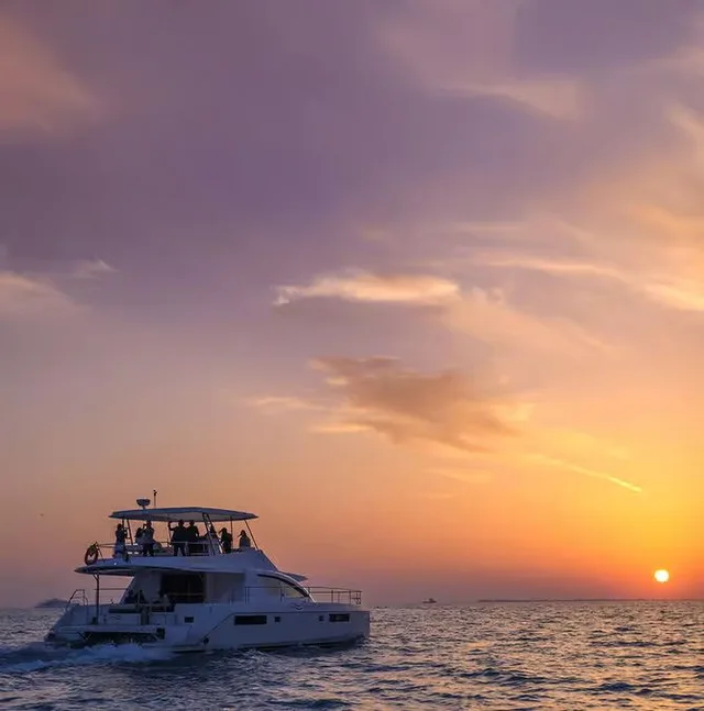 Dubai Marina Yachttour: Skyline, Frühstück oder BBQ – Aufnahme zum Erlebnis – Bild 11