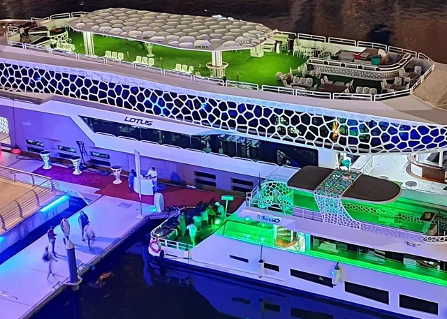 Dubai Mega-Yacht: Dinnerfahrt mit Getränkepaket – Aufnahme zum Erlebnis – Bild 4