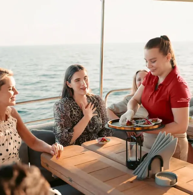 Dubai Marina Yachttour: Skyline, Frühstück oder BBQ – Aufnahme zum Erlebnis – Bild 17