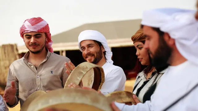 Heritage-Wüstensafari Dubai: Land Rover und Abendessen – Aufnahme zum Erlebnis – Bild 9