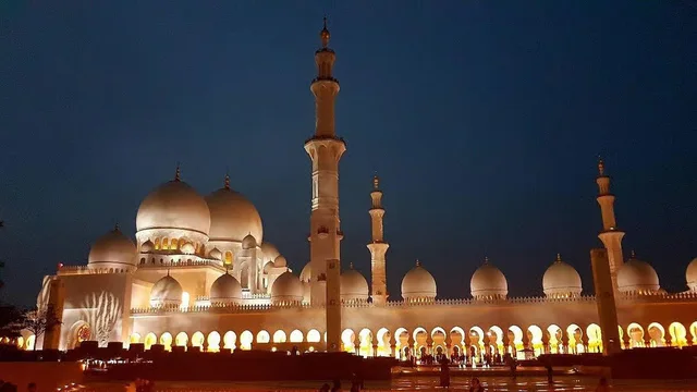 Abu Dhabi am Abend: Stadteindrücke und Corniche-Spaziergang – Aufnahme zum Erlebnis – Bild 4
