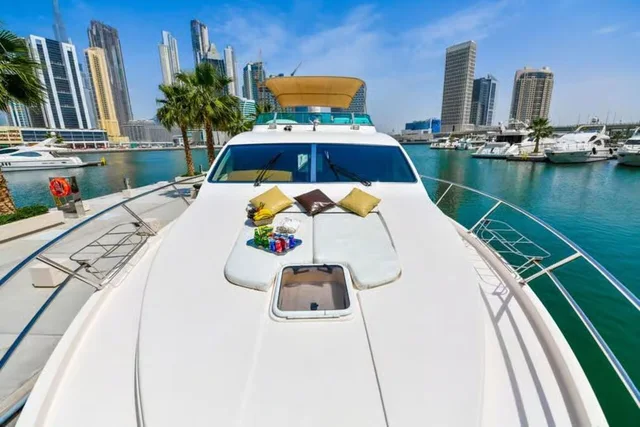 Private Yacht Dubai Marina: Charter für bis zu zwölf Gäste – Aufnahme zum Erlebnis – Bild 4