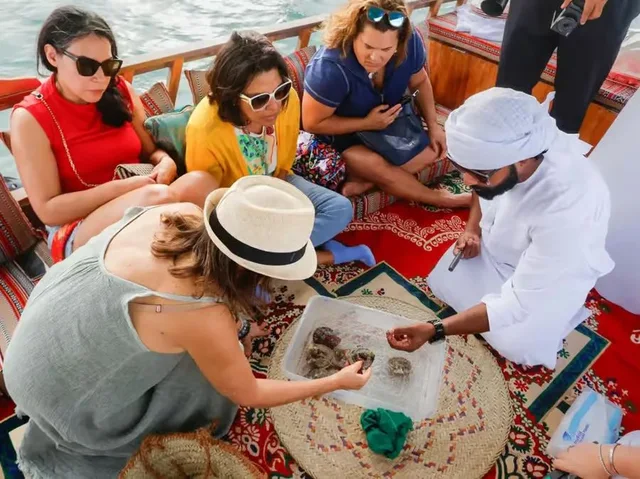 Abu Dhabi Perlentradition: Geschichten und Austernöffnung – Aufnahme zum Erlebnis – Bild 15
