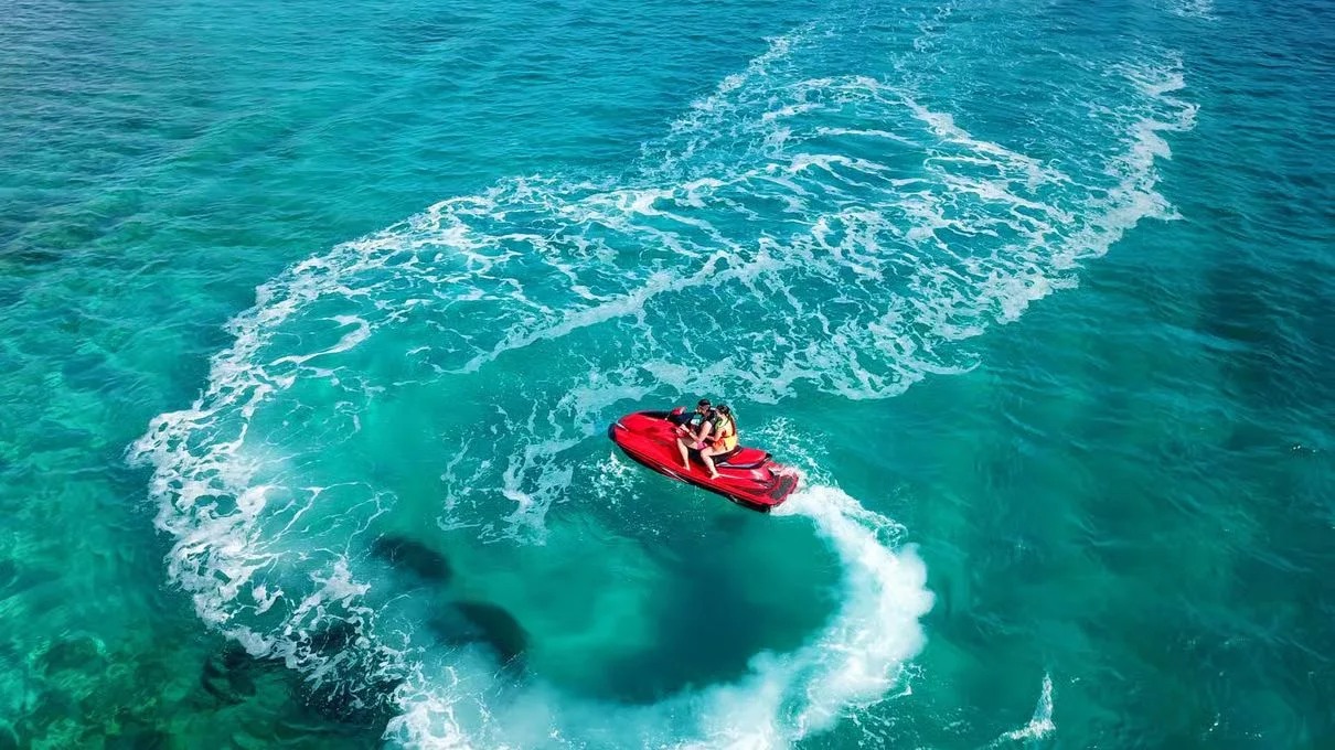 Jetski Abu Dhabi: Solo-Fahrt ab Bab Al Qasr – Aufnahme zum Erlebnis