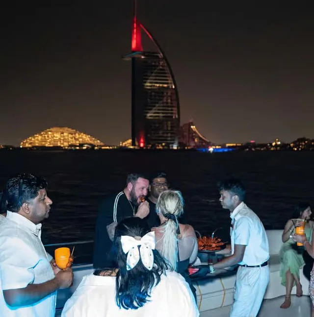 Dubai Marina Yachtparty: DJ, BBQ und Barauswahl ab 21 – Aufnahme zum Erlebnis – Bild 4
