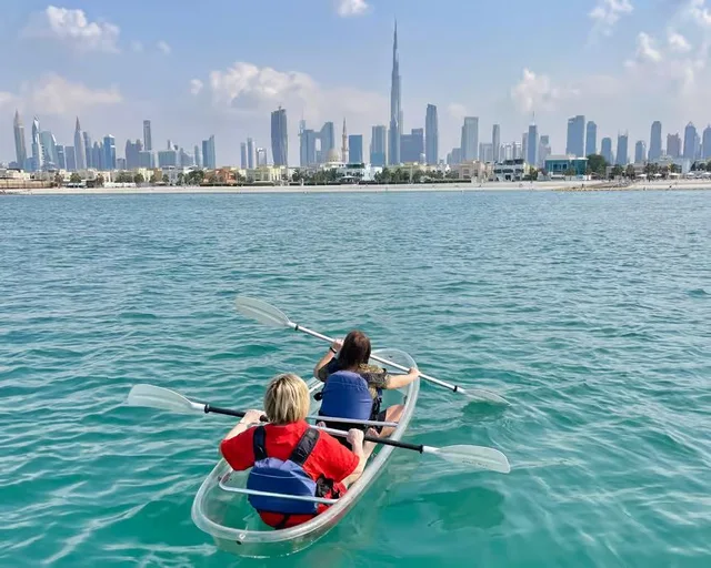 Transparentes Kajak Dubai: Küste und Skylineblick – Aufnahme zum Erlebnis – Bild 5