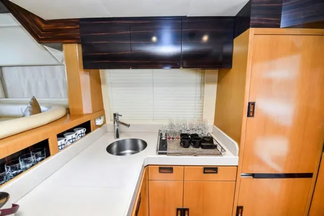 Private Yacht Dubai Marina: Charter für bis zu zwölf Gäste – Aufnahme zum Erlebnis – Bild 8