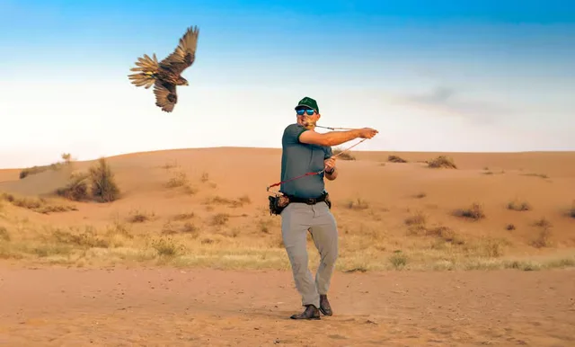 Heritage-Wüstensafari Dubai: Land Rover und Abendessen – Aufnahme zum Erlebnis – Bild 2