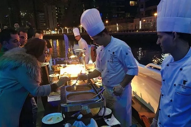 Dubai Mega-Yacht: Dinnerfahrt mit Getränkepaket – Aufnahme zum Erlebnis – Bild 7