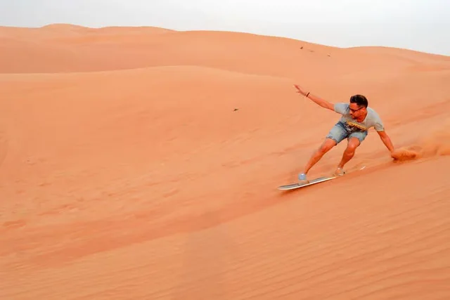 Abu Dhabi Morgensafari mit Quad und Sandboarding – Aufnahme zum Erlebnis – Bild 15