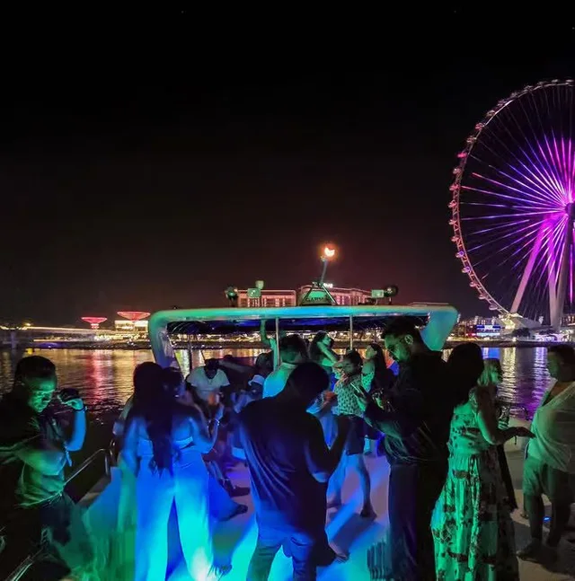 Dubai Marina Yachtparty: DJ, BBQ und Barauswahl ab 21 – Aufnahme zum Erlebnis – Bild 19