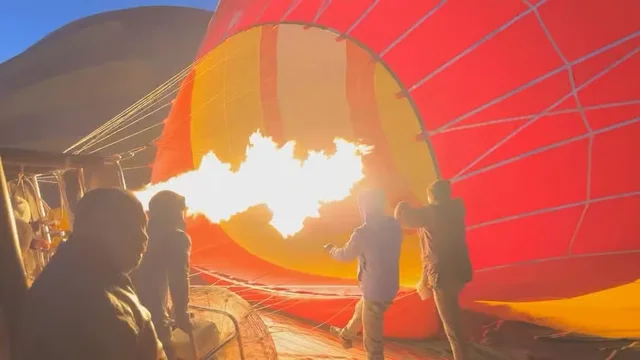 Heißluftballon Dubai: Sonnenaufgang, Frühstück und Kamelrunde – Aufnahme zum Erlebnis – Bild 9
