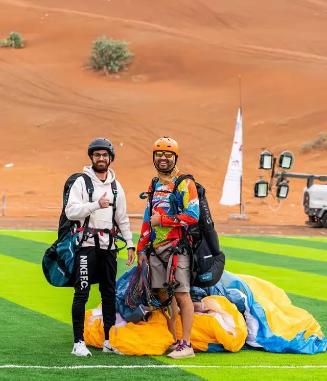 Tandem-Paragliding Sharjah: mit Pilot über Al Ruwaida – Aufnahme zum Erlebnis – Bild 2