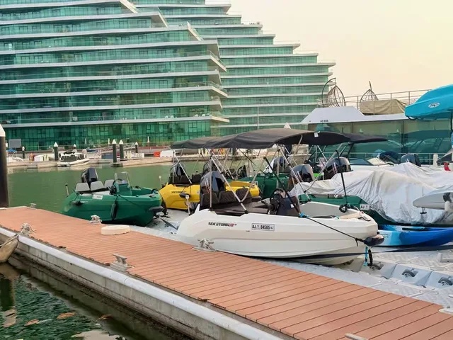 Yas Island: privates Boot für eine Stunde selbst fahren – Aufnahme zum Erlebnis – Bild 13