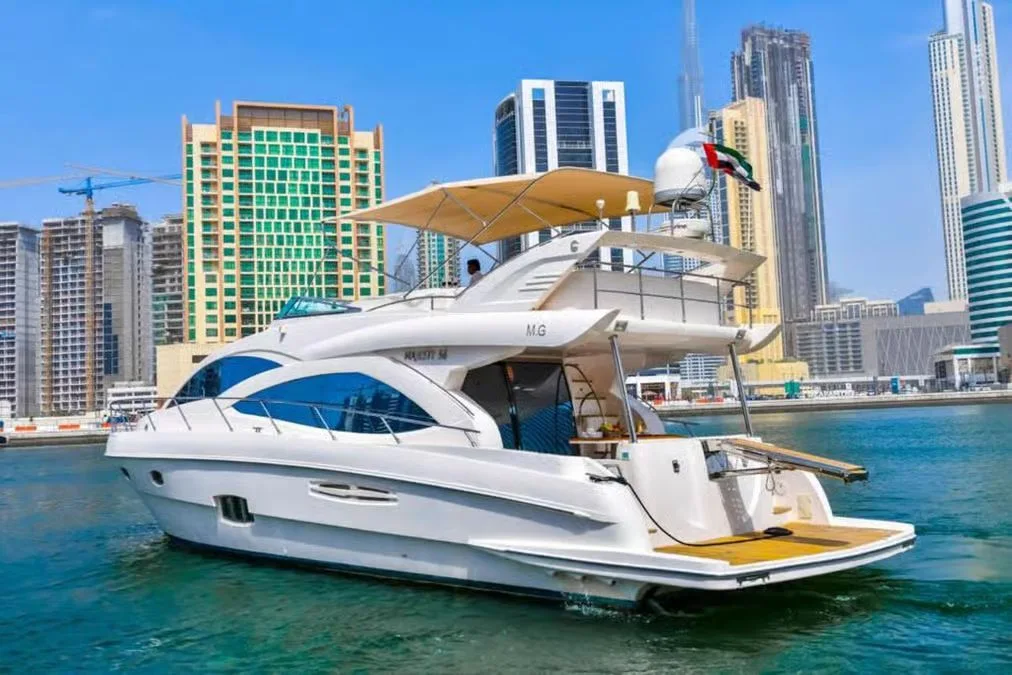 Private Yacht Dubai Marina: Charter für bis zu zwölf Gäste – Aufnahme zum Erlebnis