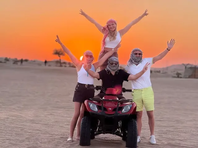 Private Wüstensafari Abu Dhabi: Kamel und Sandboarding – Aufnahme zum Erlebnis – Bild 14