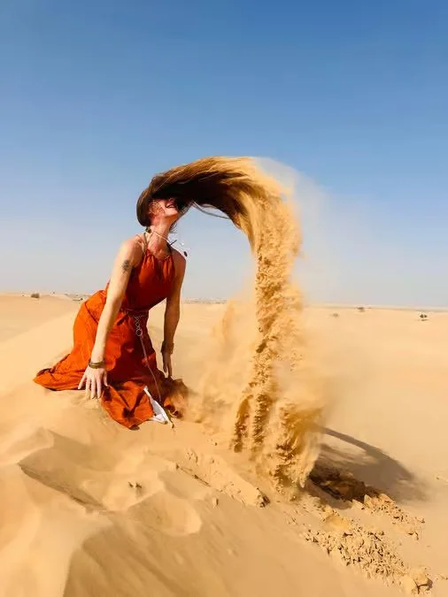 Private Wüstensafari Abu Dhabi: Kamel und Sandboarding – Aufnahme zum Erlebnis – Bild 12