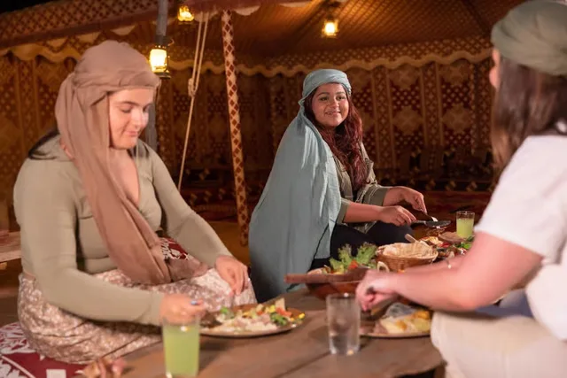 Heritage-Wüstensafari Dubai: Land Rover und Abendessen – Aufnahme zum Erlebnis – Bild 22