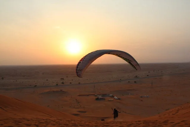 Tandem-Paragliding Sharjah: mit Pilot über Al Ruwaida – Aufnahme zum Erlebnis – Bild 5
