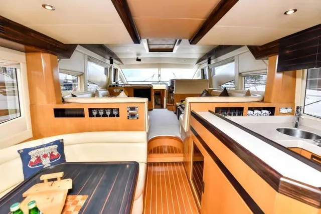 Private Yacht Dubai Marina: Charter für bis zu zwölf Gäste – Aufnahme zum Erlebnis – Bild 9