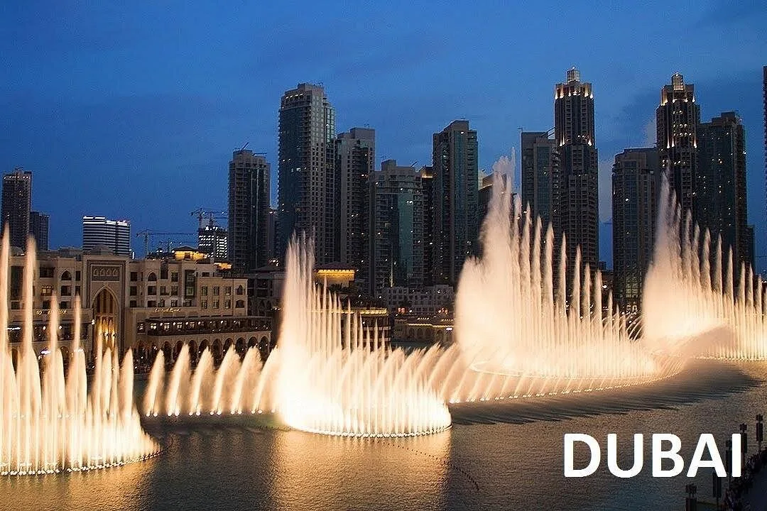 Dubai bei Nacht: Skyline und Fontänen nach Betriebsplan – Aufnahme zum Erlebnis
