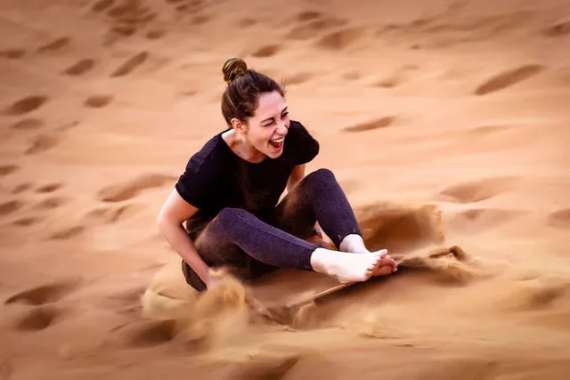 Abu Dhabi Morgensafari mit Quad und Sandboarding – Aufnahme zum Erlebnis – Bild 9